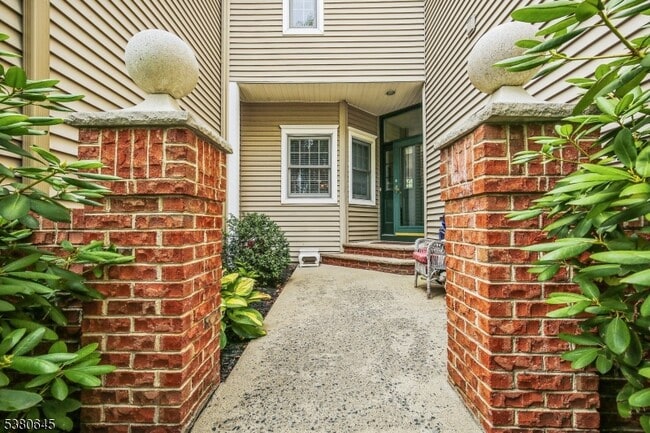 Building Photo - 10 Conklin Ct