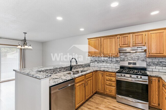 Foto del edificio - Large 4 bedroom 3 bath home in West Wichita