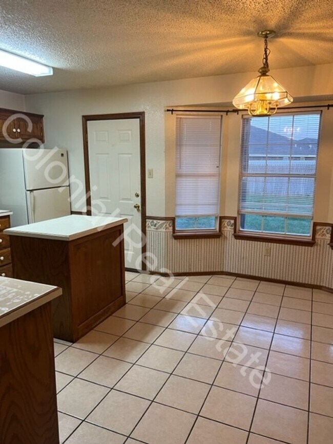 Building Photo - Spacious 3 Bed/2 Bath home with a fireplace!