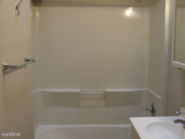 Building Photo - 3 br, 2 bath Townhome - 13 W 20th St