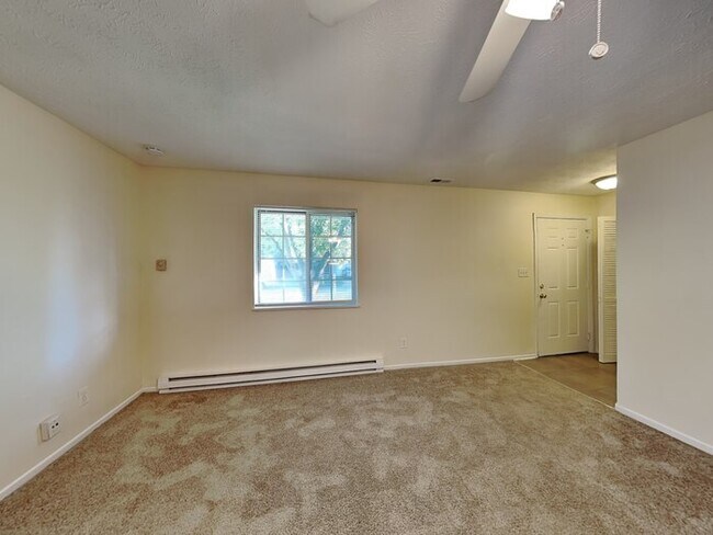 Building Photo - Receive ONE MONTH FREE RENT! 4 bed 1.5 bat...