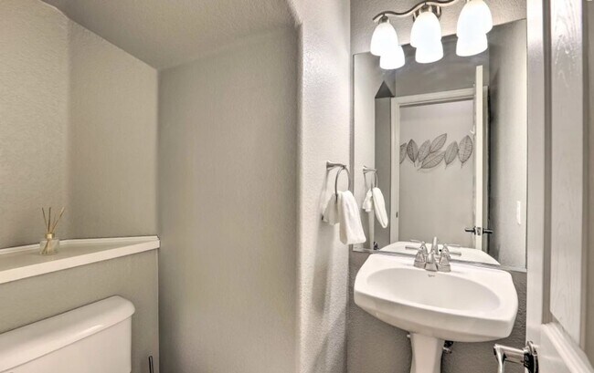 Foto del edificio - Coming Soon!! Gorgeous Fully Furnished 6 b...