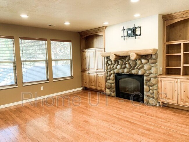Building Photo - 11821 Sunrise View Dr
