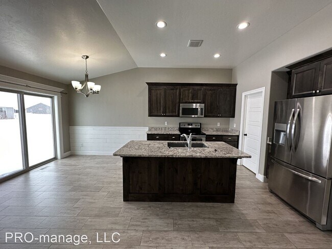 Foto del edificio - 5 br, 3 bath House - 3930 Yates Ave.