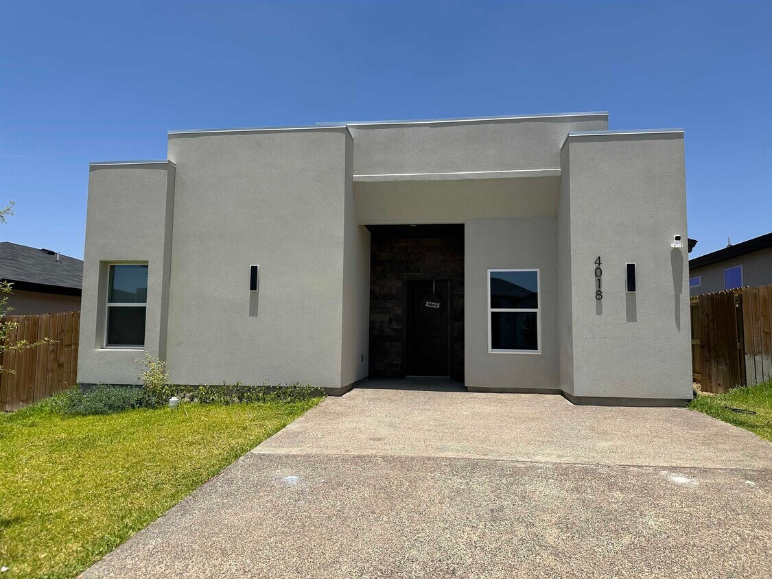 Foto principal - 4018 Ave Fenix Dr
