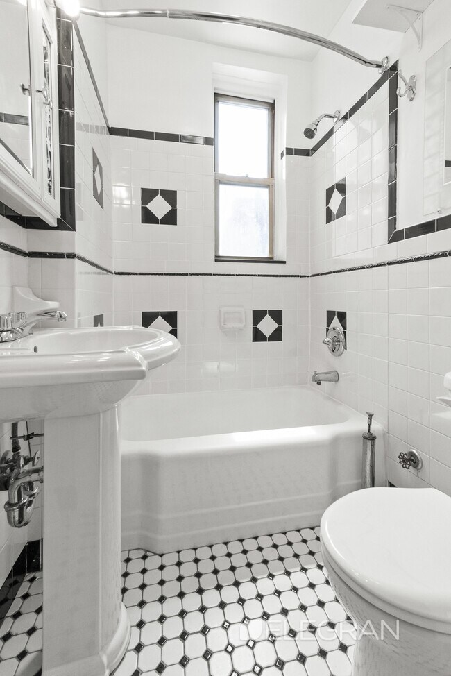 Building Photo - 348 E 78th St