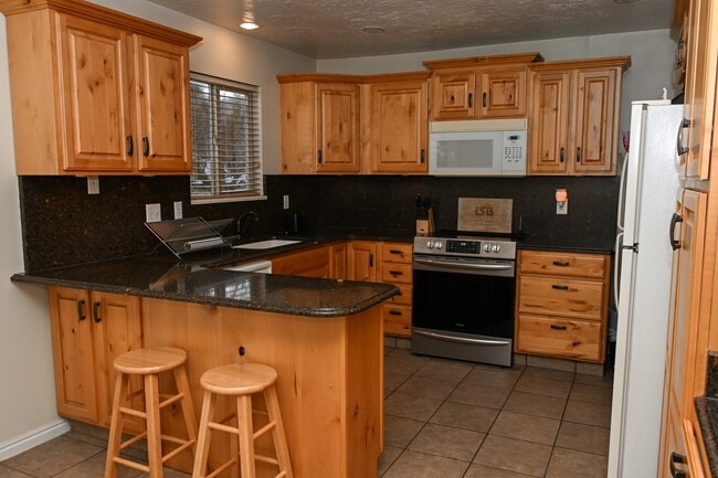 Building Photo - 176 E 200 S