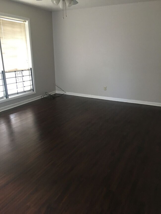 Building Photo - Beautiful Remodeled 3/1 Home