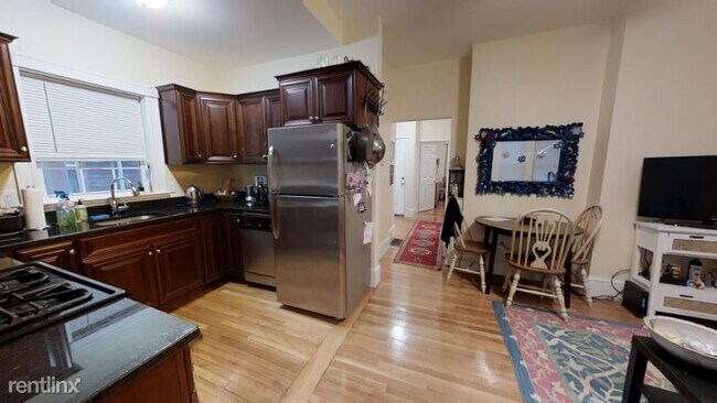 Building Photo - 3 br, 1 bath Apartment - 24 White St 2 Unit 2