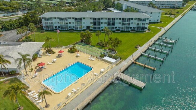 Foto del edificio - 771 John Ringling Blvd