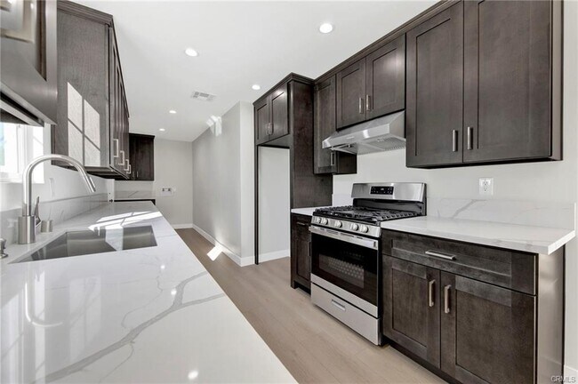 Foto del edificio - 22540 Roscoe Blvd