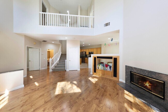 Foto del edificio - Irvine - Gated Northwood Point Townhome!