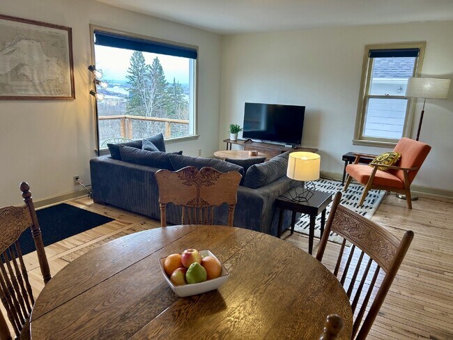 Foto del edificio - Experience life on Duluth's legendary Skyline Parkway with breathtaking views of Lake Superior an...
