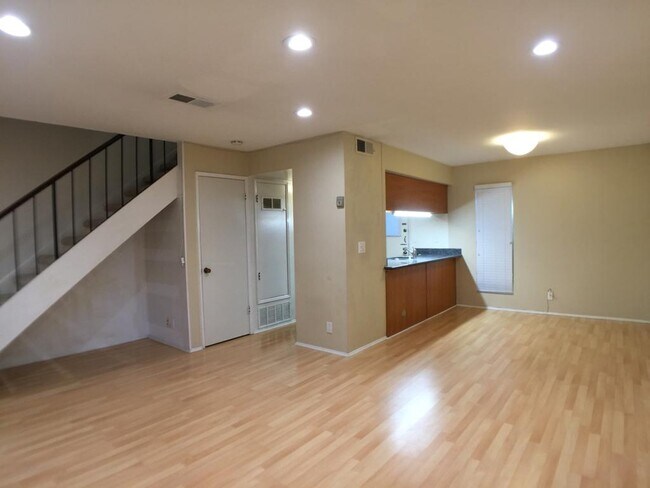 Building Photo - 235 Red Oak Dr W