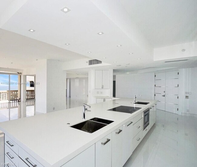Building Photo - 5 br, 5.5 bath Condo - 19707 Turnberry Way...