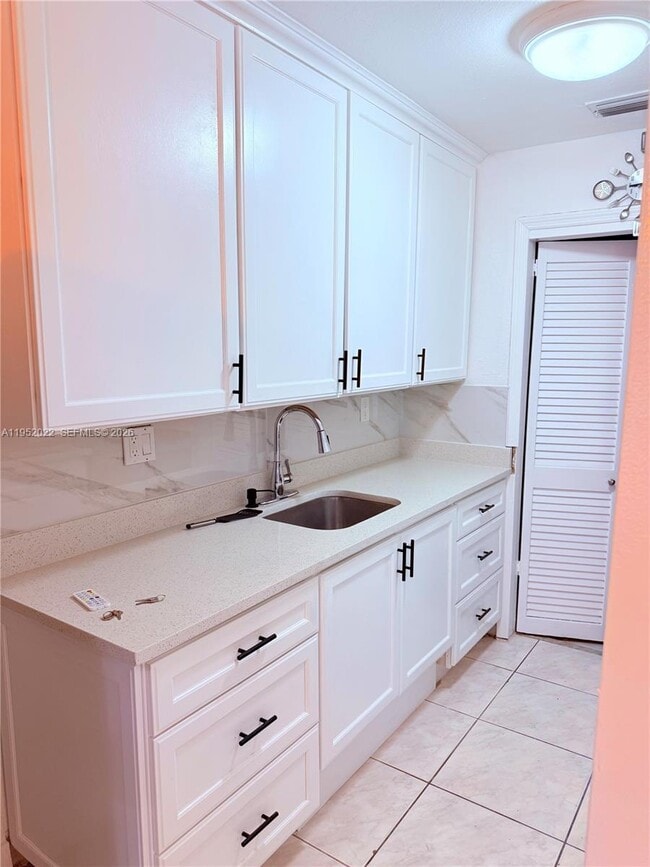 Building Photo - 824 SW 12th Ct