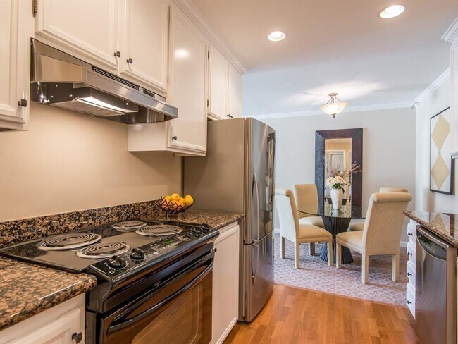Foto del edificio - Heart of downtown Los Altos, walk to everything, in a quiet top floor location.