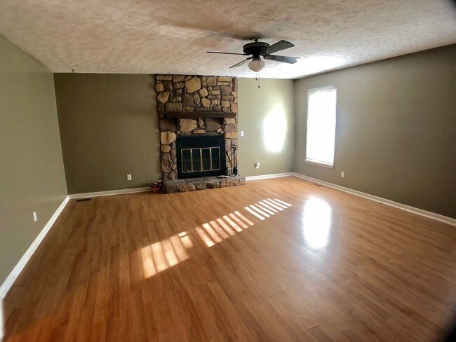 Building Photo - Gorgeous 3bed/2bath with a fenced backyard