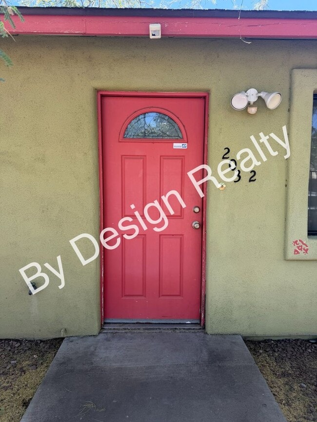 Building Photo - Modern 4 Bed 5 Bath Near UofA – Private Baths & Off-Street Parking