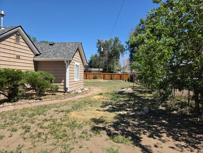 Building Photo - SPACIOUS, BRIGHT 2 BEDROOM - LARGE YARD