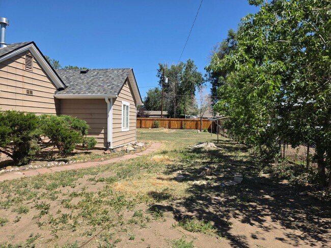 Foto del edificio - SPACIOUS, BRIGHT 2 BEDROOM - LARGE YARD