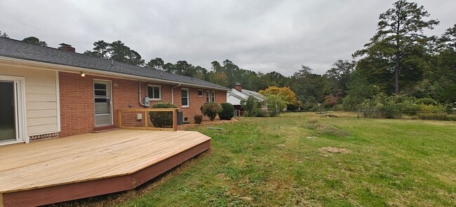 Foto del edificio - Walk to the river from this convenient rancher near Willow Oaks