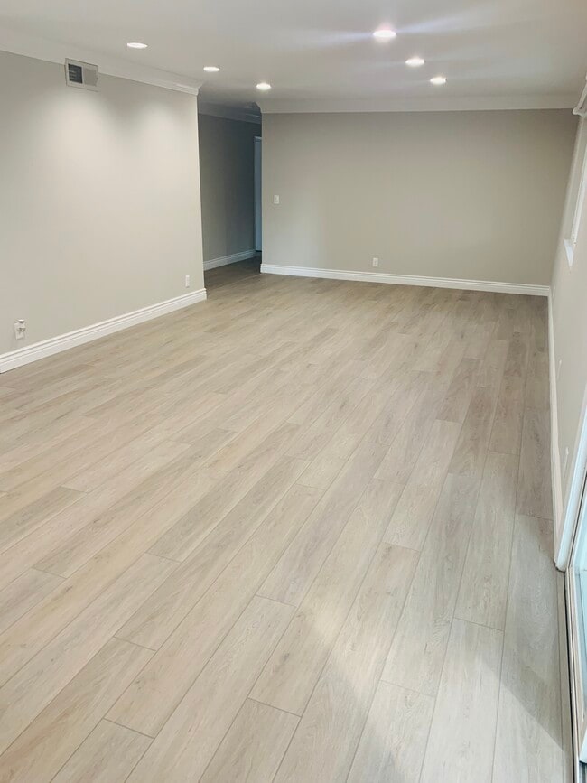 Building Photo - 501 Amherst Ct
