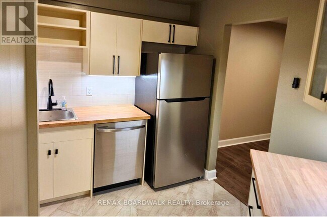 Photo du bâtiment - 266 Lorry Greenberg Dr