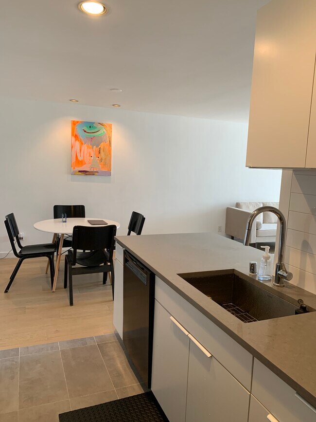 Foto del edificio - 8530 Holloway Dr
