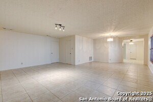Foto del edificio - 8024 Coral Meadow Dr