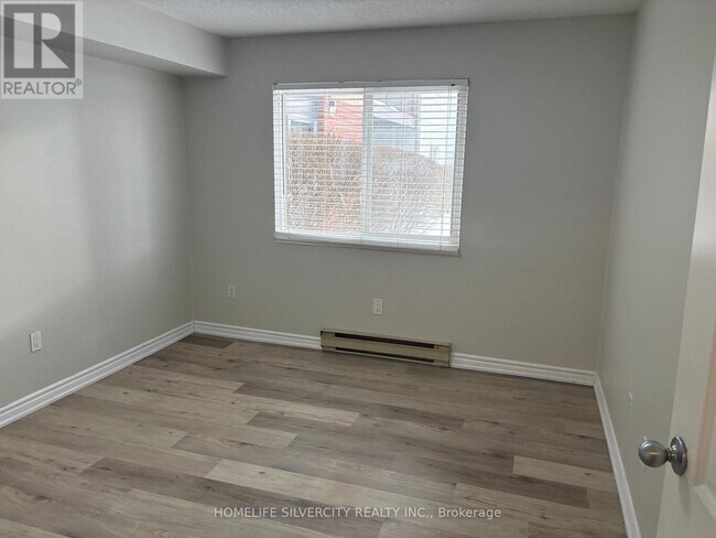 Photo du bâtiment - 1450 Glen Abbey Gate