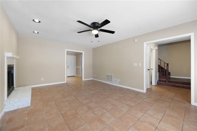 Building Photo - 2898 Lakemont Dr SW
