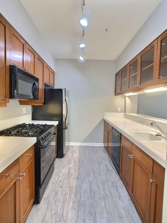 Building Photo - 1 Bedroom Condo for Rent at The Plaza