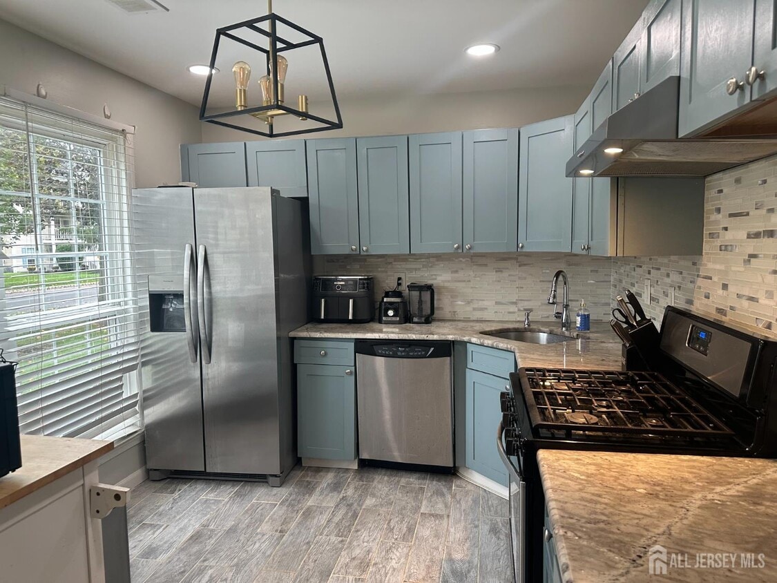 Primary Photo - 10 Albury Way