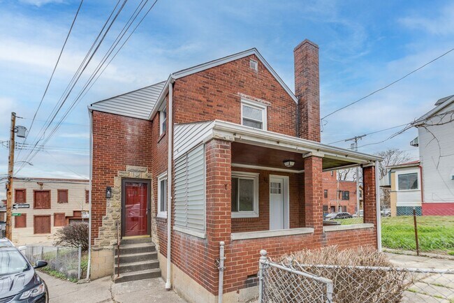 Building Photo - AVAILABLE NOW! 2 Bedroom Suburban Vibes in...