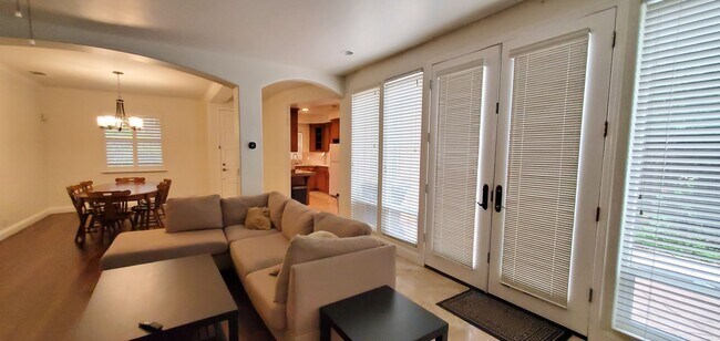 Foto del edificio - Charming Luxury Home near Downtown & Shopping