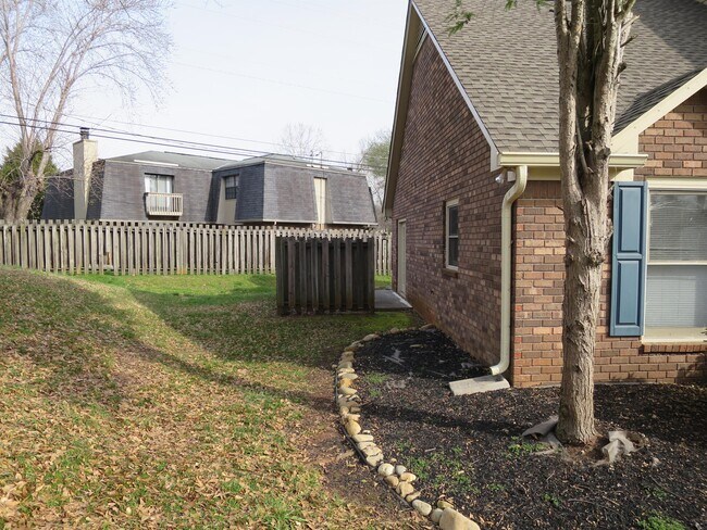 Building Photo - 425 Eagle Brook Dr