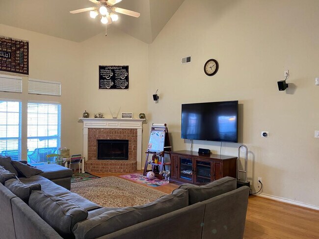 Foto del edificio - Room in House on Levant Ln