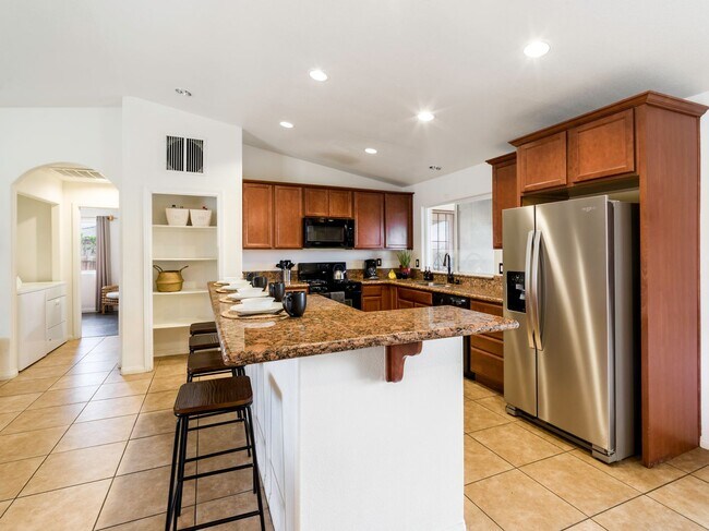 Foto del edificio - Spacious 4 Bedroom 2 Bathroom Home With A Pool