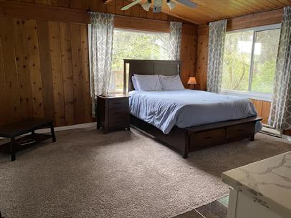 Building Photo - Small Studio Condo, Partially Furnished, Located in Town!