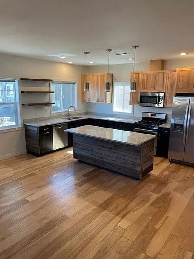 Foto del edificio - Two Bedroom Duplex | Available Early June