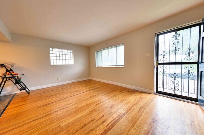 Building Photo - Nice 2 bedroom home with fenced in yard an...