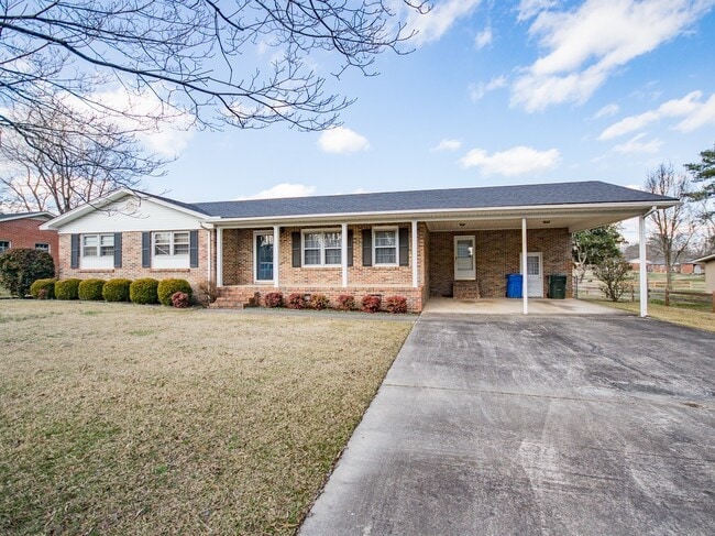 Building Photo - Great location near downtown Athens! Lawn Care included, new LVP flooring! Fenced yard!