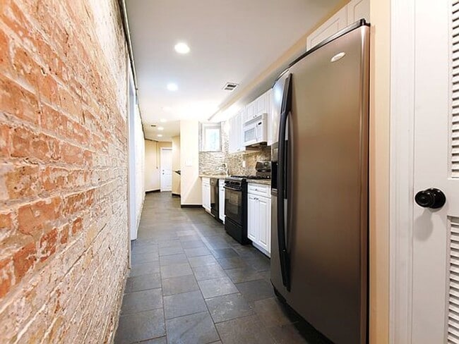 Building Photo - 1352 N La Salle Dr