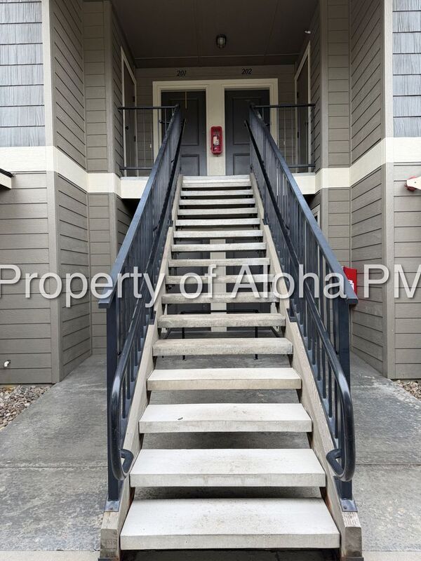 Building Photo - 1023 W Pine Ave