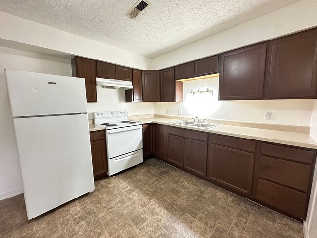 Building Photo - Basement apartment. Water, trash, lawn car...