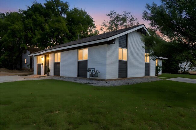 Foto del edificio - 4913 Hawk Cv