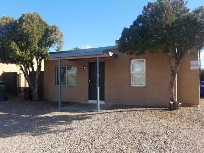 Building Photo - 738 E Elm St