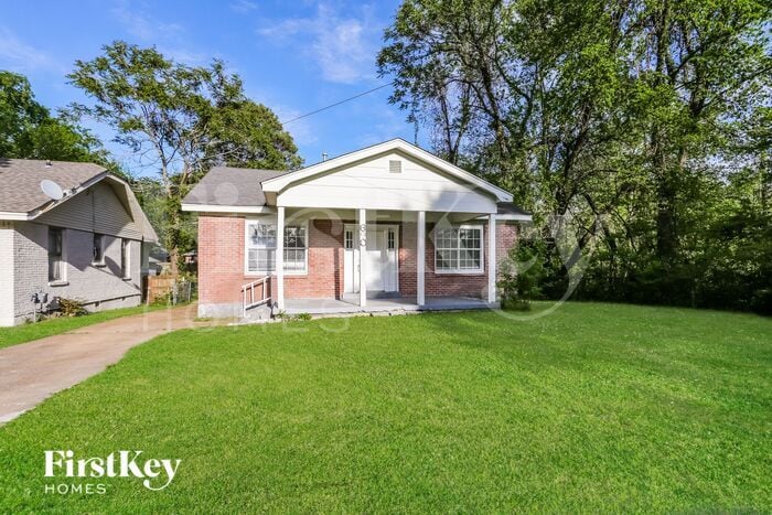 Primary Photo - 690 N Willett St