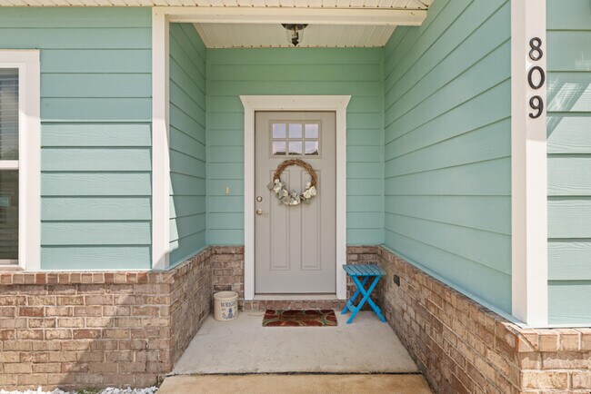 Foto del edificio - 809 Whispering Creek Ave